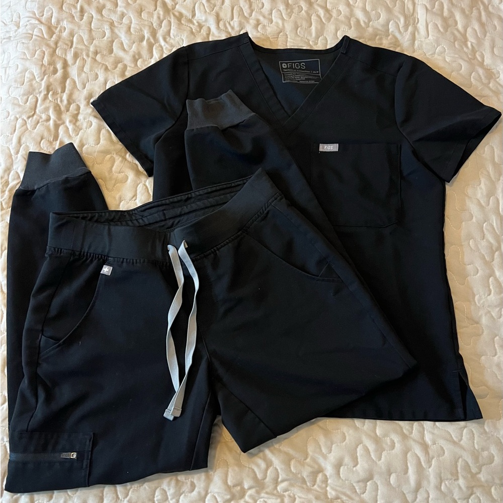 FIGS Black Scrub Set